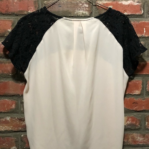 Anthropologie flowy top w short lace sleeves - Picture 3 of 4